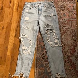 AMERICAN EAGLE RIPPED MOM JEAN (2021)